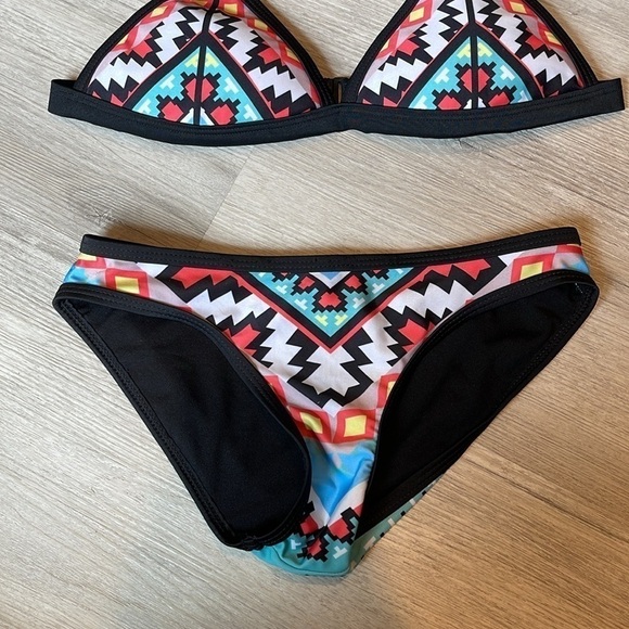Colorful Geometric Print 2 Pc Bikini Set Size Medium - Picture 4 of 8